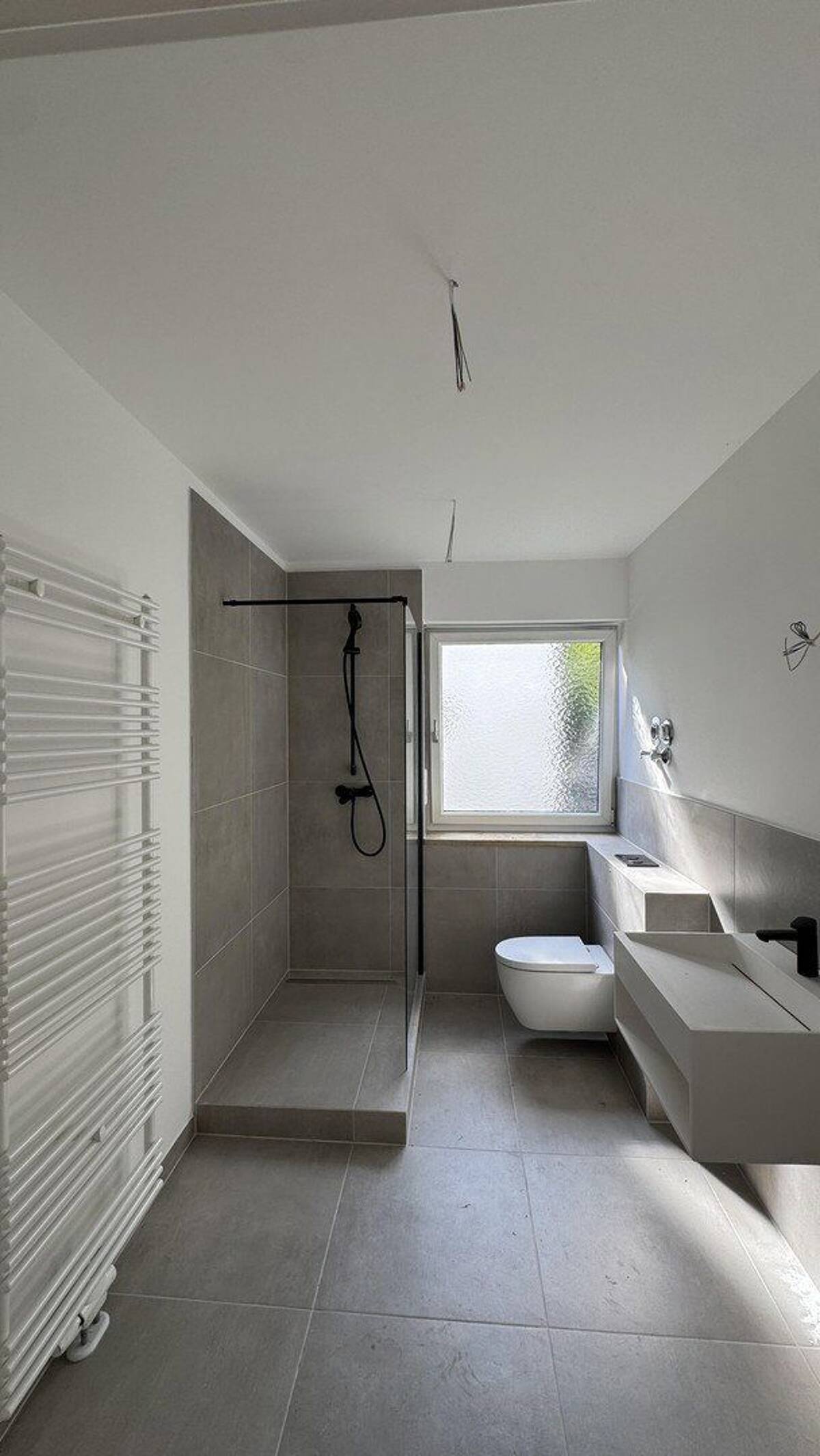 Komplett saniert: 3 Zimmer, Echtholzparkett, großer Balkon, Wärmempumpe - provisionsfrei – 85356 Freising – Bild 1 von 9