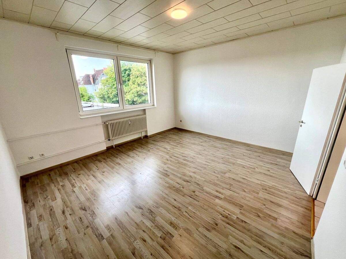 Großzügige 1-Zimmer-Wohnung Saniert mit schönem Ausblick, Aufzug, Stellplatz – 24103 Kiel – Bild 1 von 8