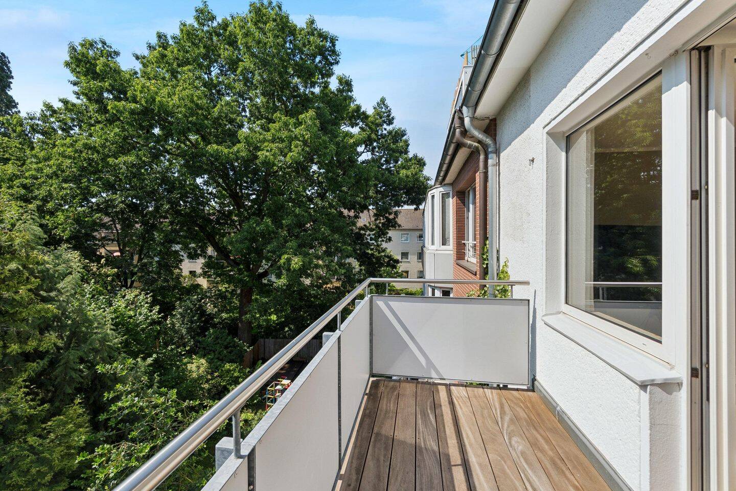 Top Lage: Exklusive 3,5 Zi.-Wohnung mit hochwertiger EBK, 2 Bädern u. Sonnenbalkon – Düsseldorf – Vorschaubild 8