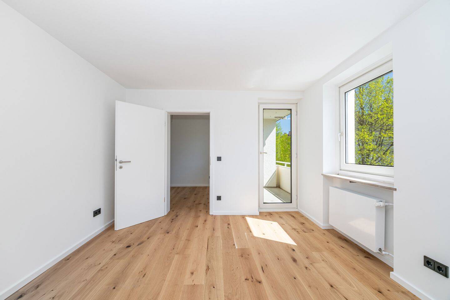 Ihr neues Zuhause in Bogenhausen: Stilvoll renovierte 4,5 Zimmerwohnung mit zwei Balkonen! – München – Vorschaubild 6