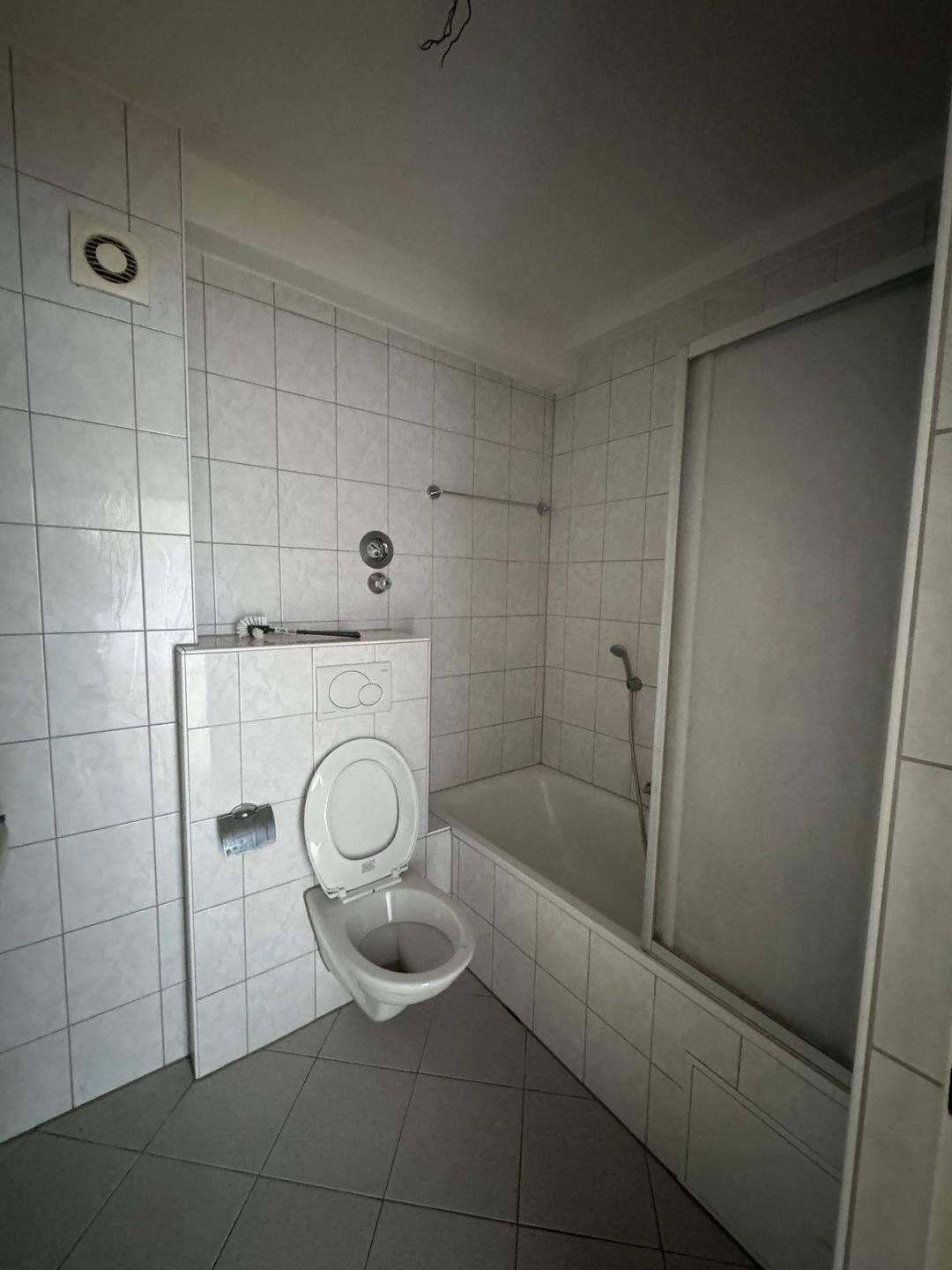 1 Zimmer mit Balkon direkt am Dutzendteich +++ mit Badewanne & Küche +++ – Nürnberg – Vorschaubild 5