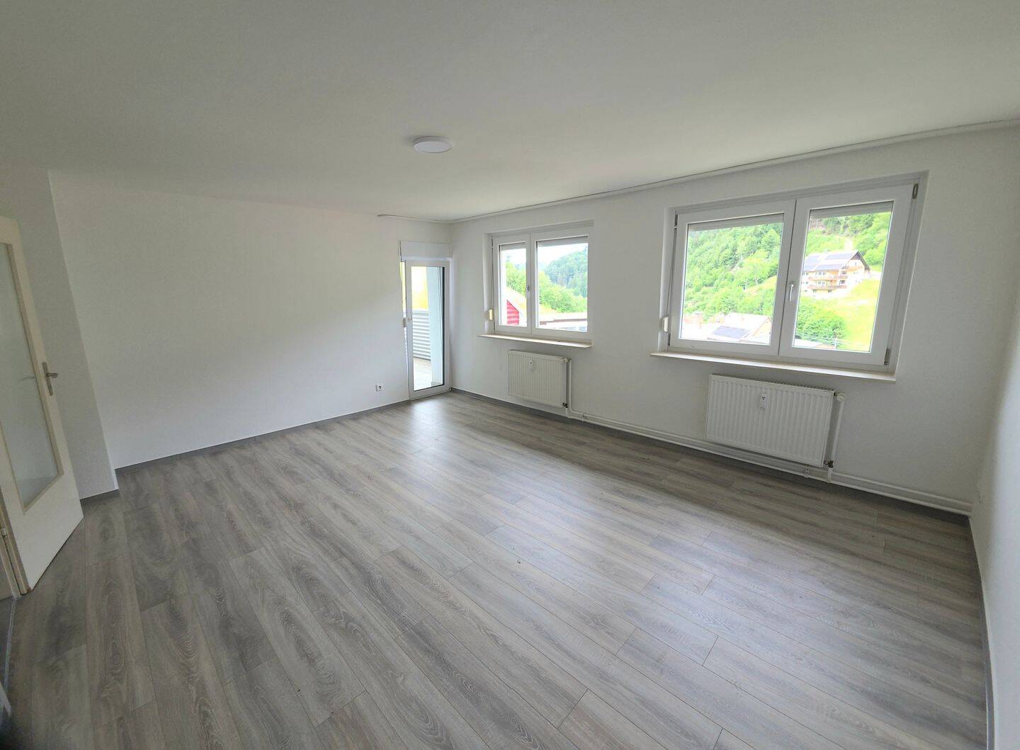 Charmantes 3-Zimmer-Balkonapartment in Gütenbach, zentrale Lage, ruhige Seitengasse, Panoramablick und ausgezeichnete Anbindung – Gütenbach – Vorschaubild 6
