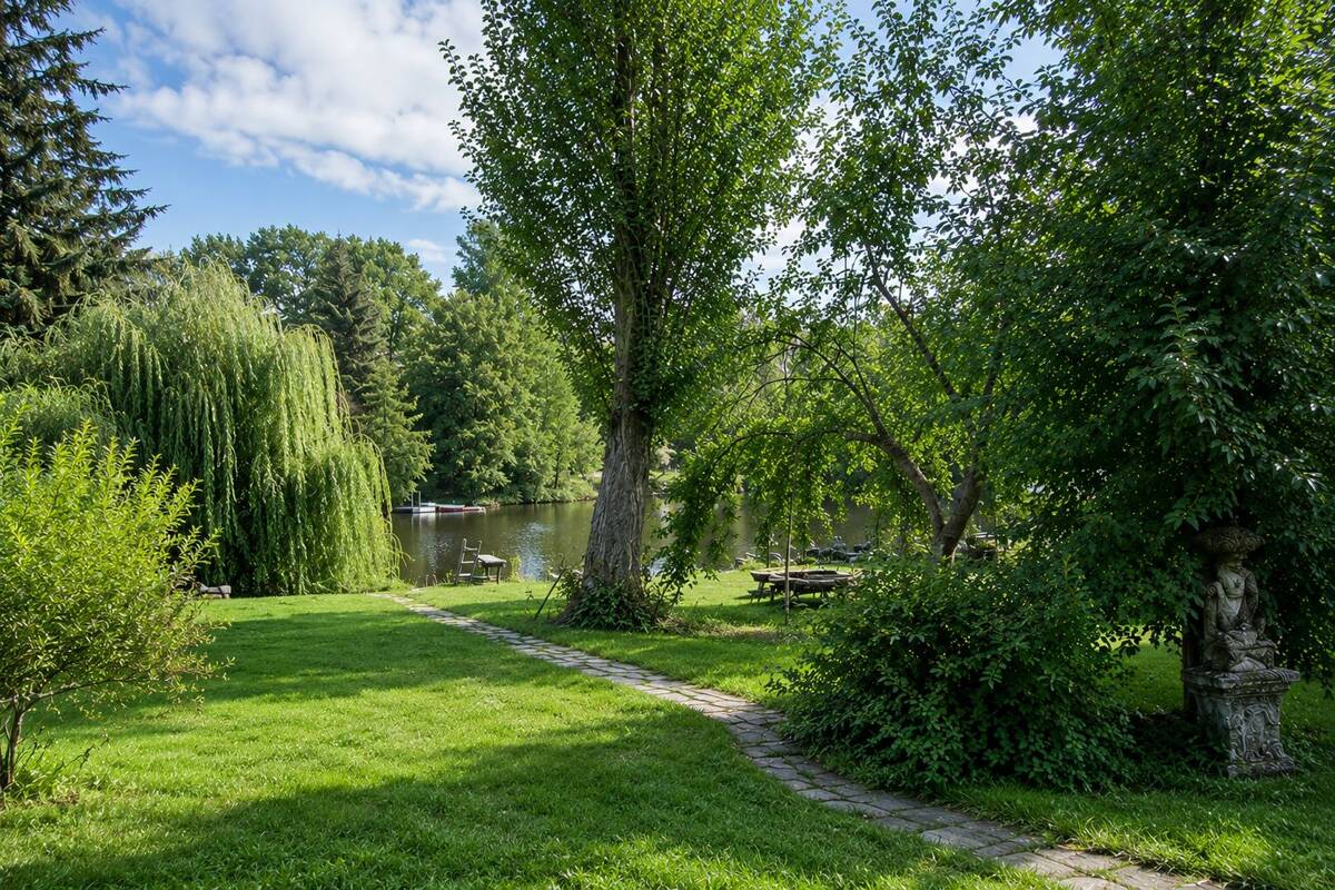 Idyllische Villa auf traumhaften Wassergrundstück am Hubertussee – 12589 Berlin – Bild 1 von 9