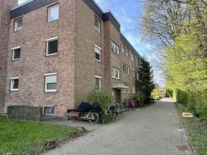 Renovierte 4-Zimmer-Erdgeschosswohnung mit Balkon in beliebter Wohngegend