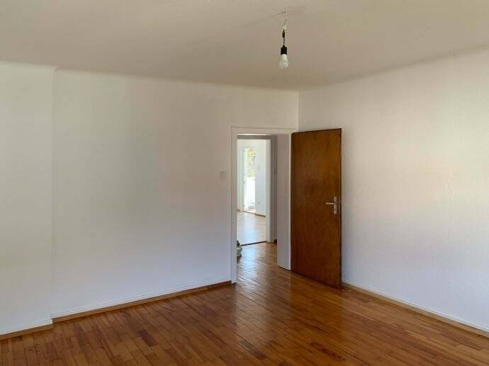 Hell, großzügig und mit Fernblick! 4-Zimmer-Wohnung mit Küche, Bad und Loggia in unmittelbarer Nähe zum Cottbusser Platz – Saarbrücken – Vorschaubild 5
