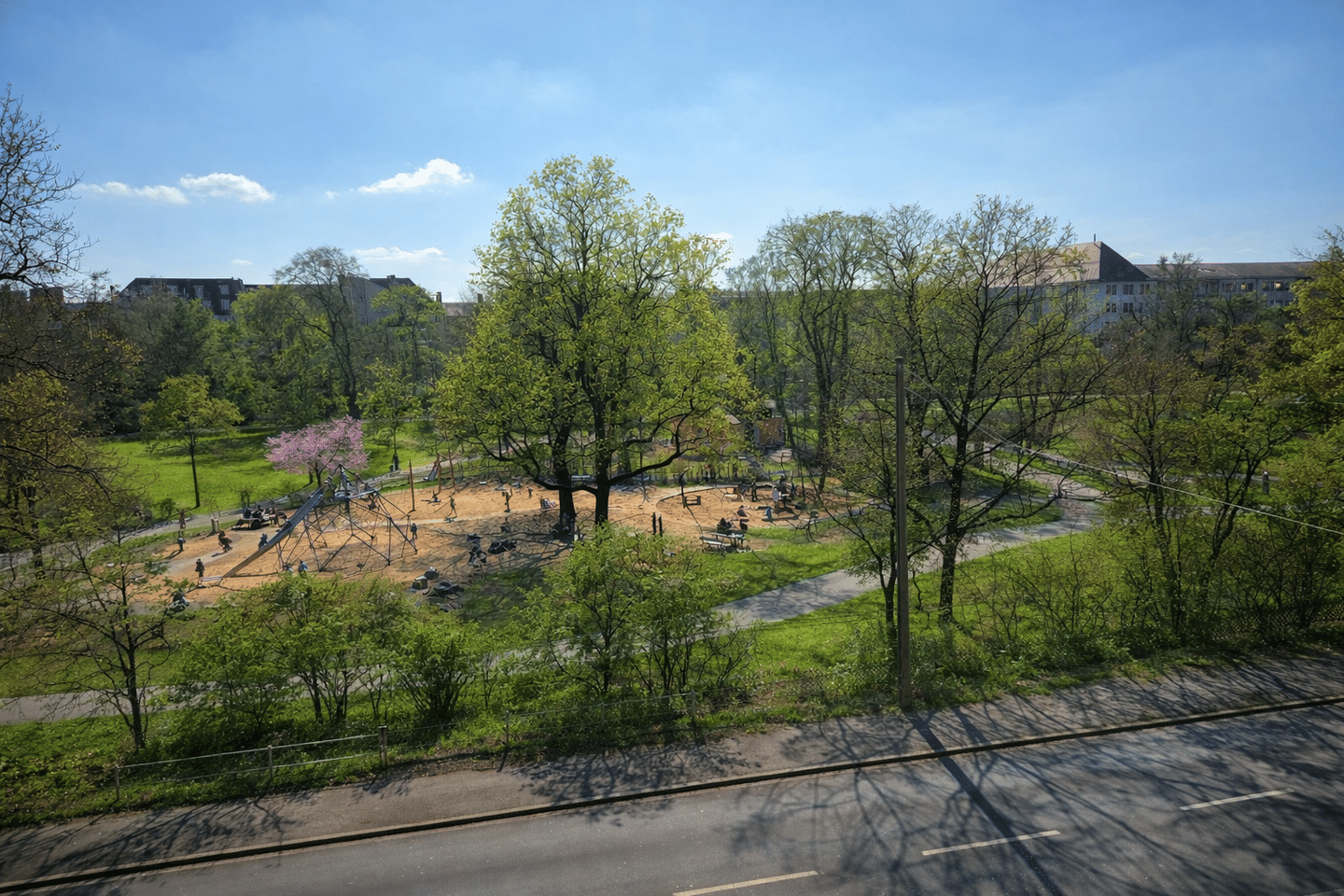 Stadtlage trifft PARKBLICK – Helle Wohnung mit Ausblick in den Park – Nürnberg – Vorschaubild 2