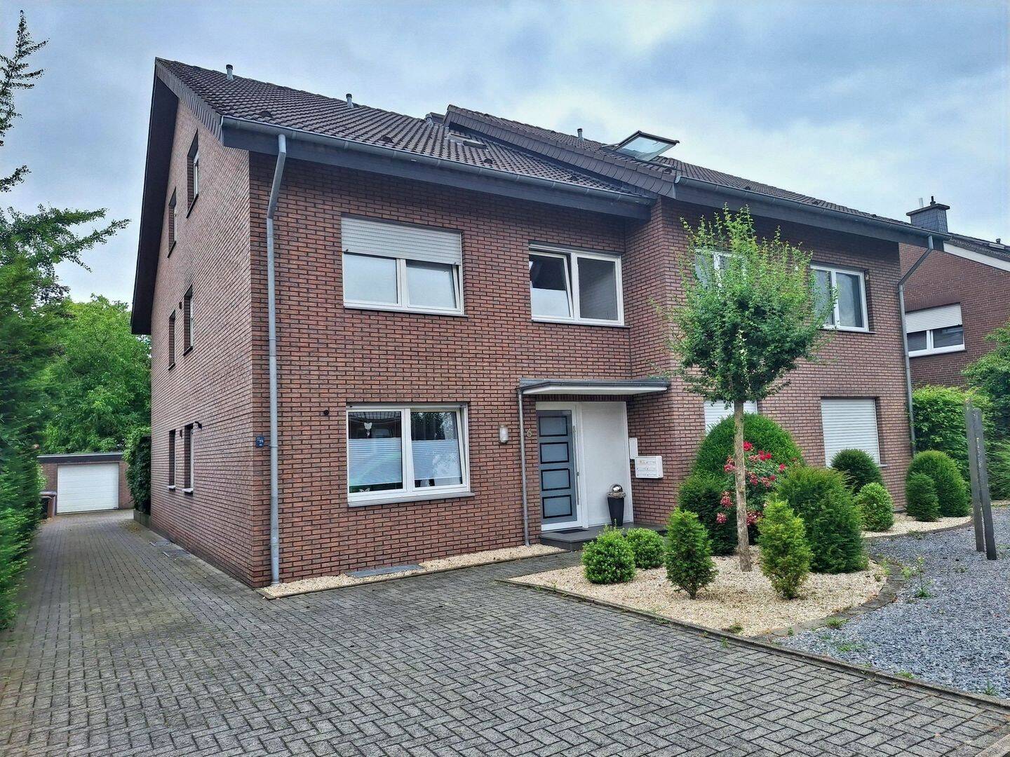 Charmante Dachgeschosswohnung in ruhiger, dennoch zentrumsnaher Wohnlage in Lengerich. – Lengerich – Bild 1 von 9