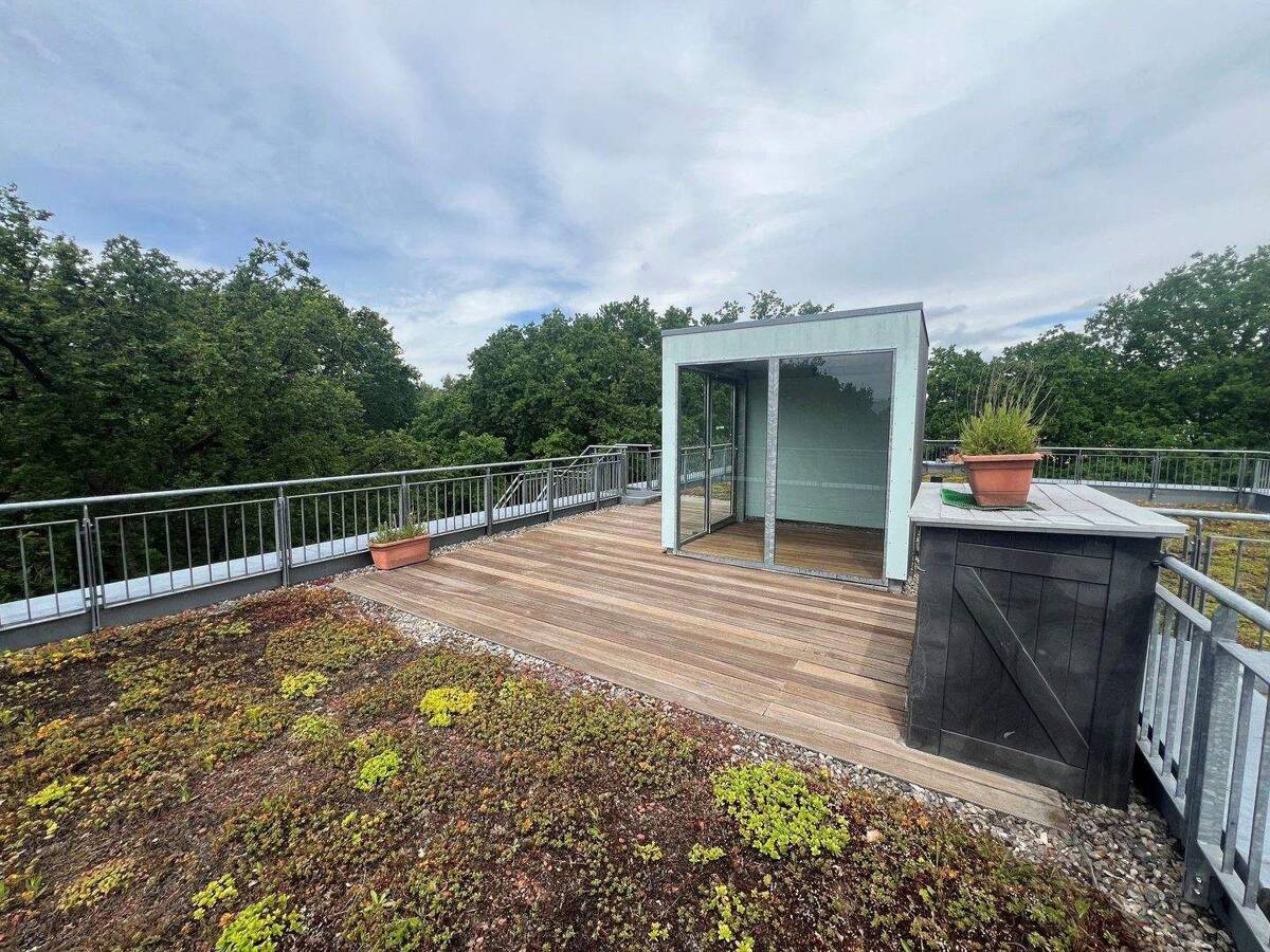 Lichtdurchflutete Endetage mit drei großzügigen Außenflächen und Blick ins Grüne in ruhiger & zentraler Lage - Provisionsfrei! – 22419 Hamburg – Bild 1 von 9