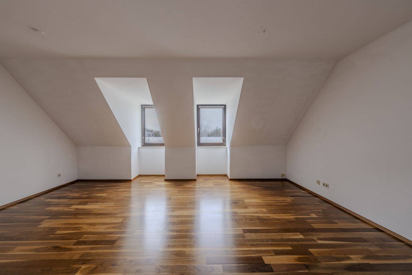 Wohnen am Stadtpark! Bezugsfreie 2-Zi-Dachgeschosswohnung mit TG-Einzelstellplatz + Fußbodenheizung – München – Vorschaubild 4