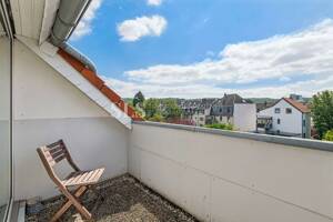 Helle Dachgeschosswohnung mit Loggia und viel zusätzlicher wohnlicher Nutzfläche im Dachgeschoss – 40470 Düsseldorf – Vorschaubild 3