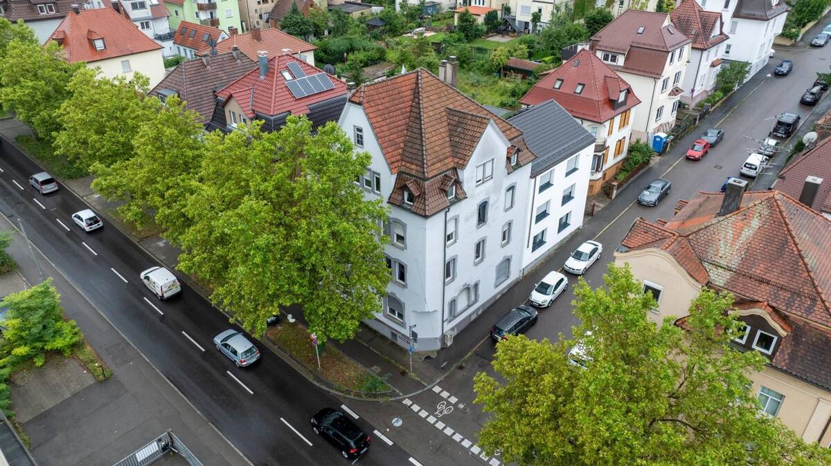 Zuffenhausen: Mehrfamilienhaus mit Garagen – 70435 Stuttgart – Bild 1 von 9