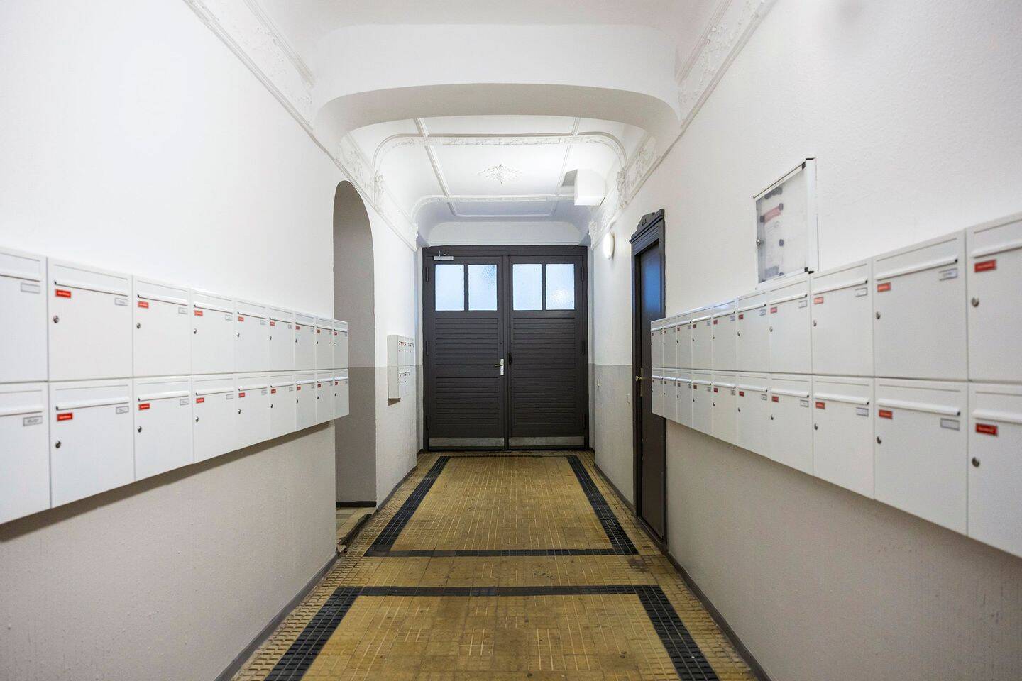 Über den Dächern des Prenzlauer Bergs - großzügige 3-Zimmer-Altbauwohnung im DG mit Eigennutz-Option – Berlin – Vorschaubild 5