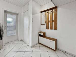 Gemütliche 2-Zimmer-Dachgeschosswohnung mit Teilmöblierung in Duisburg-Kaßlerfeld – 47059 Duisburg – Vorschaubild 2