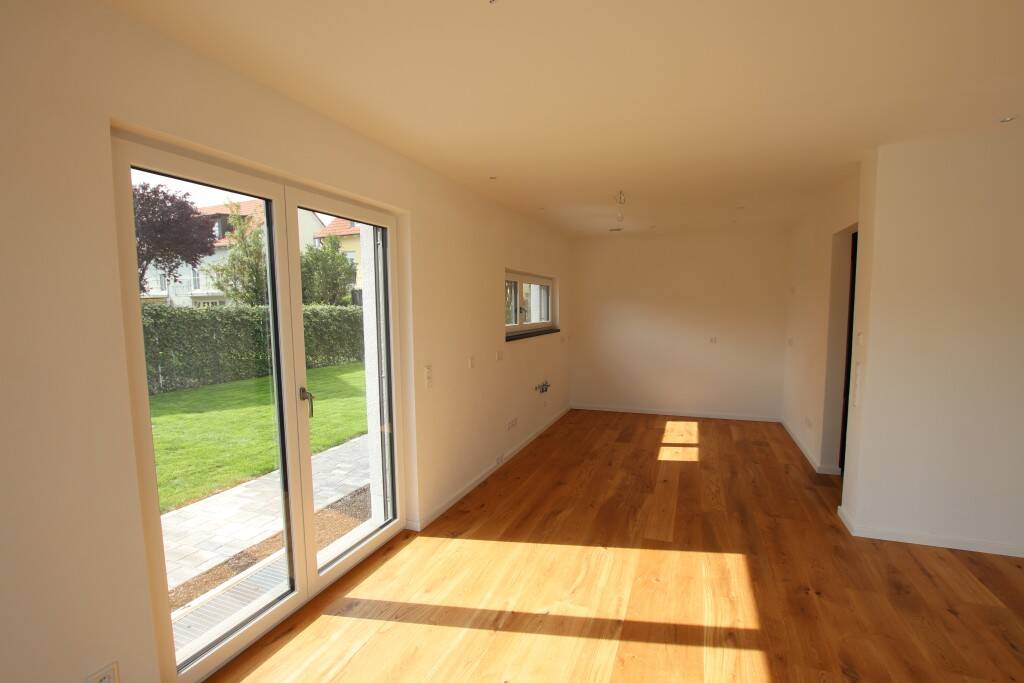 **Moderne, exklusive DHH mit Garage, Stpl. und neuwertiger EBK in Neufahrn-Süd (S1)** – Neufahrn bei Freising – Vorschaubild 3
