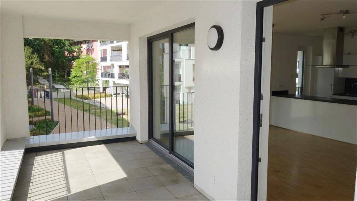 Bodentiefe Fenster - sehr helle, repräsentative 2 Zimmer Wohnung mit Einbauküche und Loggia – Mönchengladbach – Vorschaubild 2