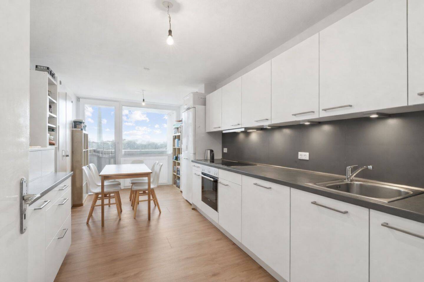 Solide vermietet mit Perspektive: Helle 3,5-Zimmer-Wohnung mit drei Loggien im Olympiadorf – München – Vorschaubild 8