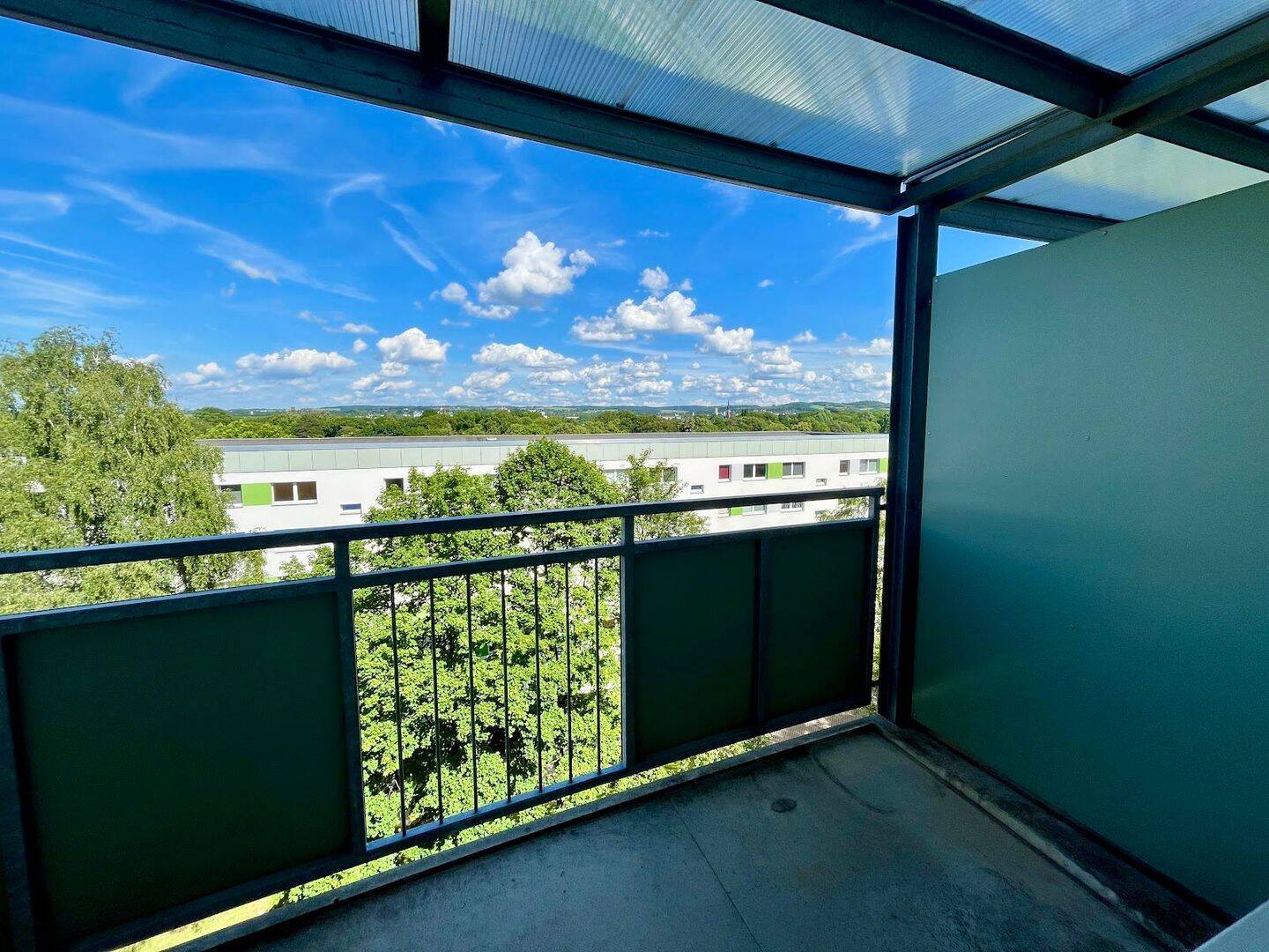 Ihr neues Familiennest: Balkon mit Parkblick, helle Räume, naturnahe Lage – Chemnitz – Vorschaubild 2