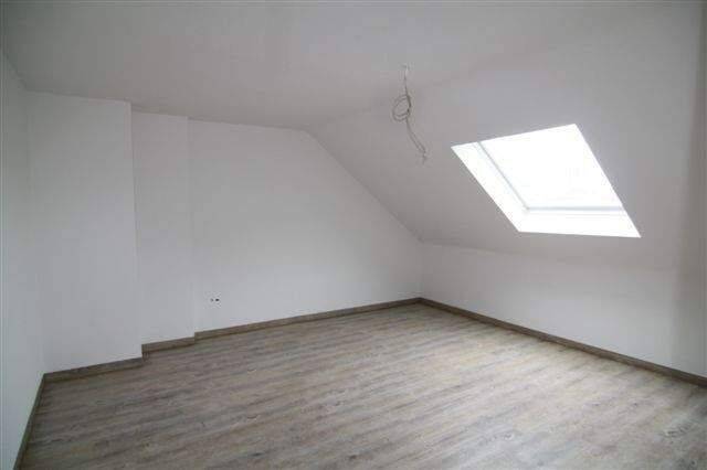 GEMÜTLICHE DACHGESCHOSSWOHNUNG IN NEUSSER CITY