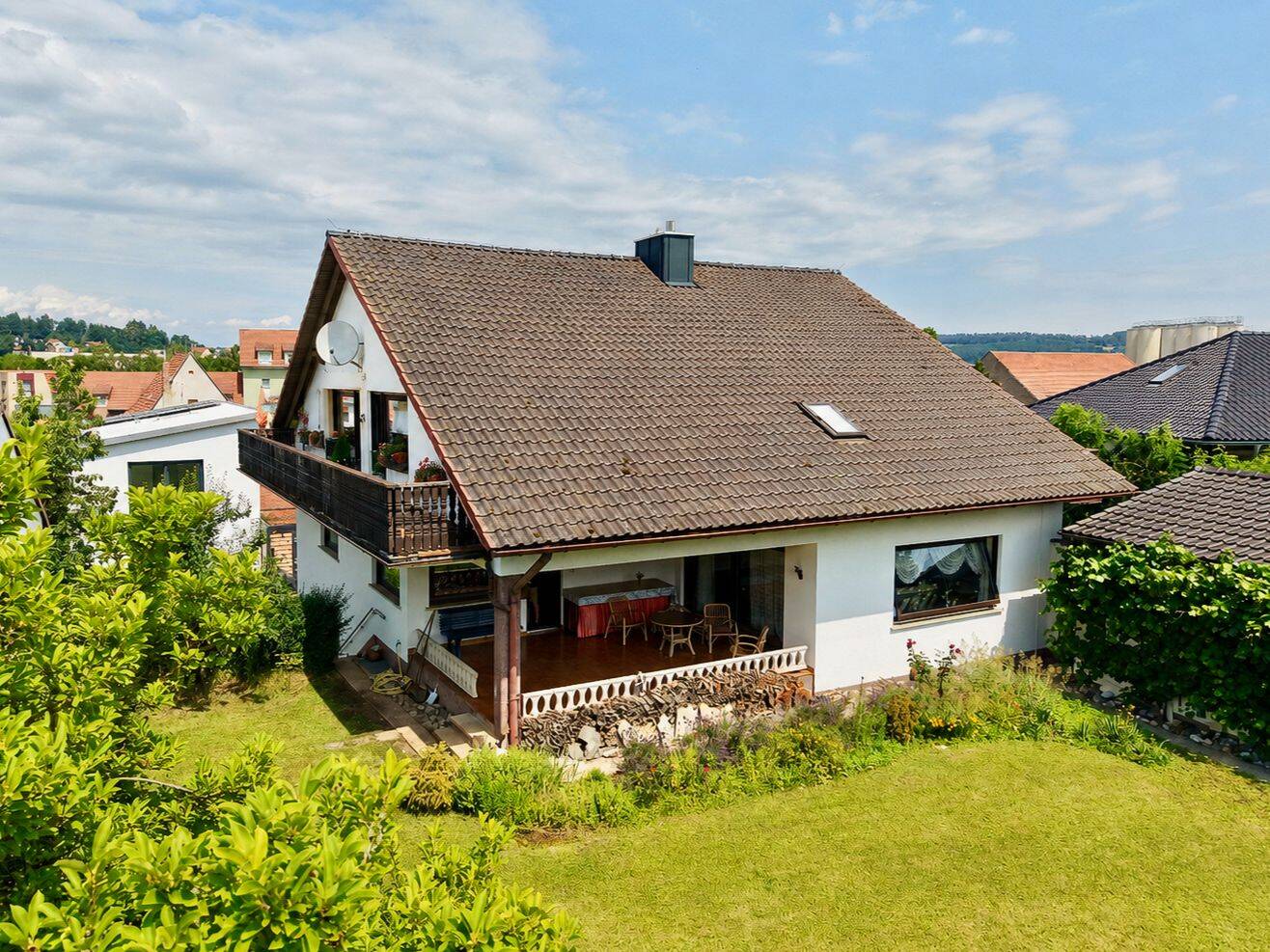 Geräumiges Zweifamilienhaus mit Garten in schöner Lage von Altenkunstadt