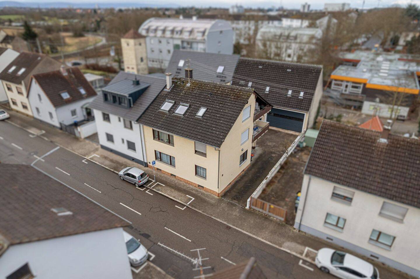 Attraktives Vierfamilienhaus mit Entwicklungspotenzial in Karlsruhe-Neureut
