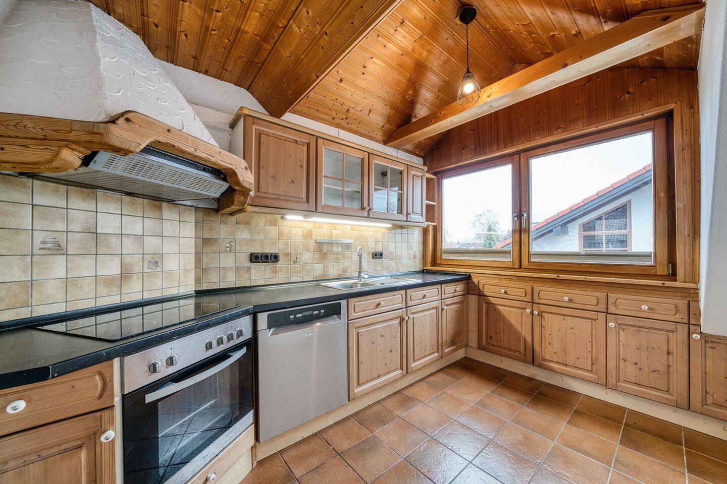 Bezugsfrei! Große 3-Zi.-DG-Whg. mit Südbalkon, Kachelofen und eigenem Gartenanteil, inkl. Garage – München – Vorschaubild 6
