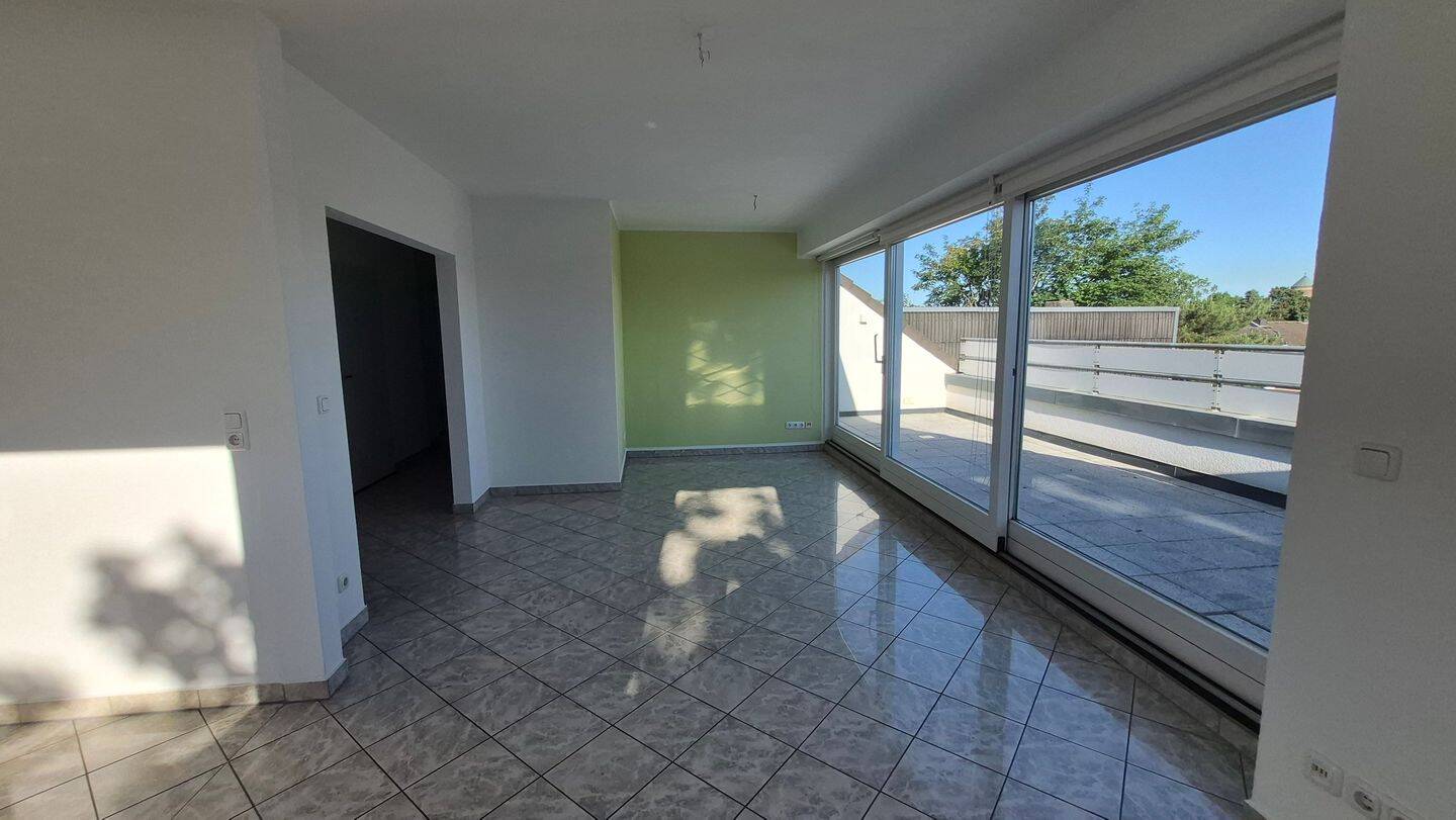 Großzügige und gut geschnittene DG Wohnung in gesuchter Lage direkt am Schmölderpark gelegen. Große Terrasse ! – Mönchengladbach – Vorschaubild 2