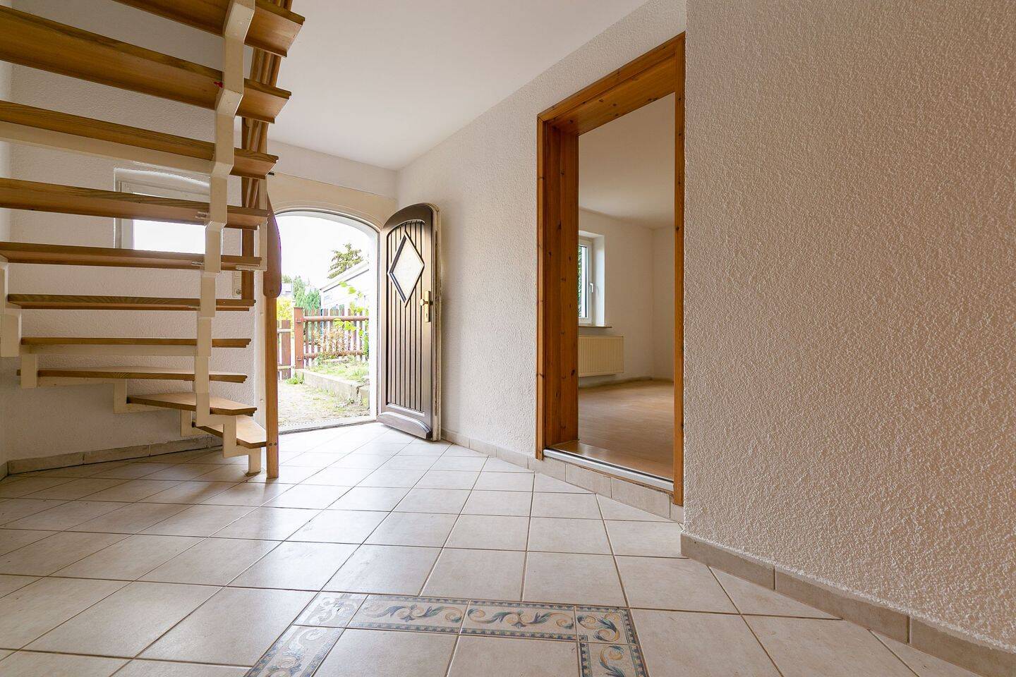 ** Große Maisonnettewohnung mit eigenem Garten in ruhiger Lage! **