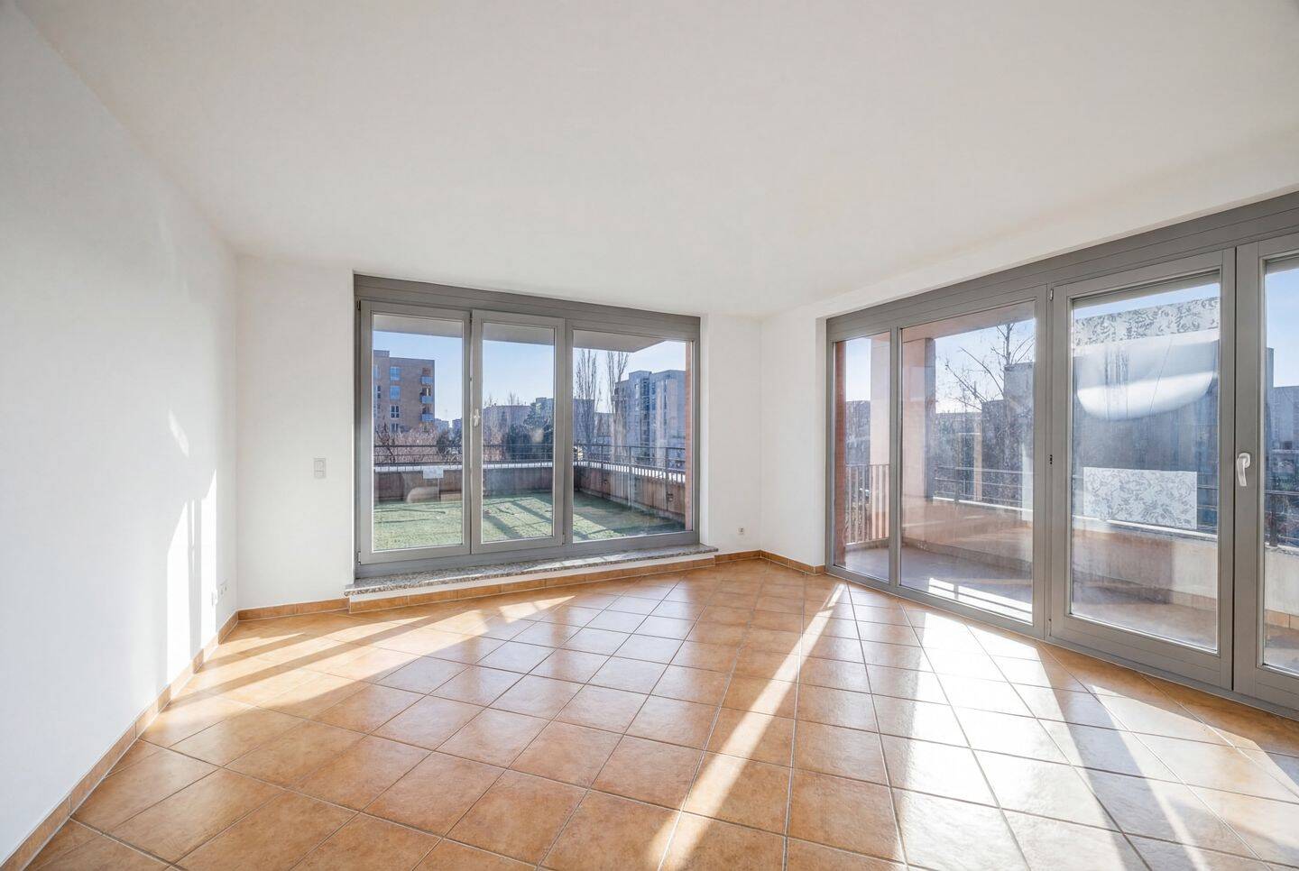 Moderne Wohnung mit Dachterrasse und großer Loggia – München – Vorschaubild 3
