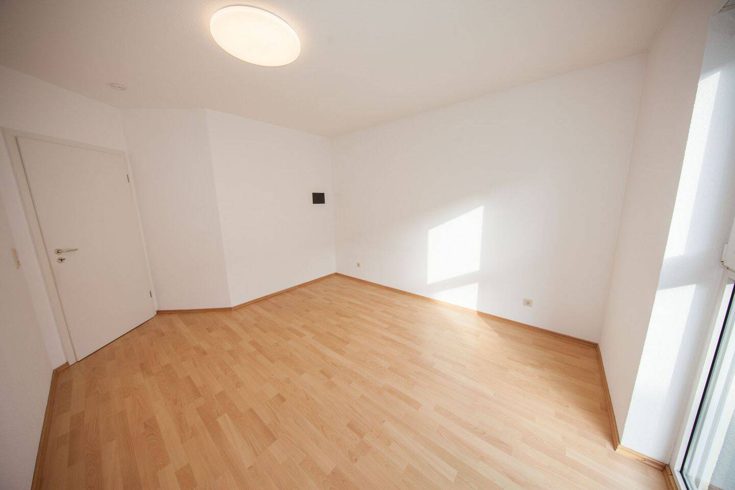 Helle und großzügige 2-Zimmer Eigentumswohnung! Großer Balkon + 2 x Kfz-Stellplatz! – Neuhofen – Vorschaubild 8