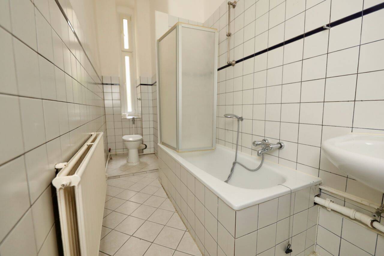 PRAKTISCHES ERDGESCHOSS - SCHÖNE HOLZDIELEN,& STUCK- IM RHEINGAUVIERTEL, NÄHE HEIDELBERGER PLATZ – Berlin – Vorschaubild 4