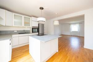 Großzügige 3-Zimmer-Altbauwohnung mit Wohnküche, viel Licht & sonnigem Süd-Ost-/Westbalkon - ideal für WGs. – 80993 München – Vorschaubild 8