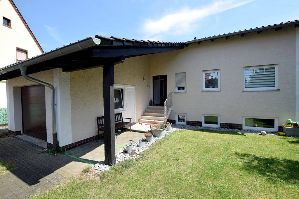 Geräumiges Zweifamilienhaus mit Garten und Garage in ruhiger Lage – Neuberg – Bild 1 von 9