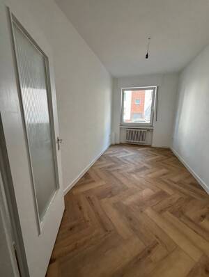 Teilsaniert & bezugsfertig: Tolles Zuhause mit kleiner Terrasse und sep. Büro im Untergeschoss – 50931 Köln – Vorschaubild 2