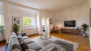 Hohe Decken, viel Charme - renovierte DG-Wohnung im gepflegten Vierfamilienhaus
