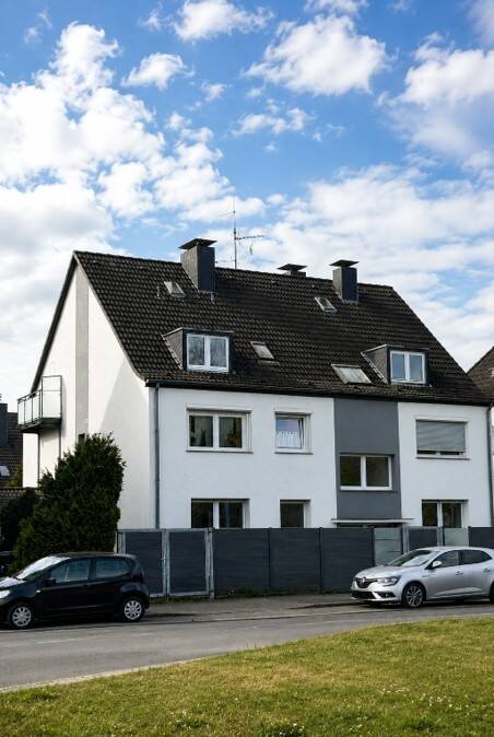 Exklusives Mehrfamilienhaus mit drei vermieteten Wohneinheiten, Balkonen und weiterem Ausbaupotenzial Hohe Wohnquali...