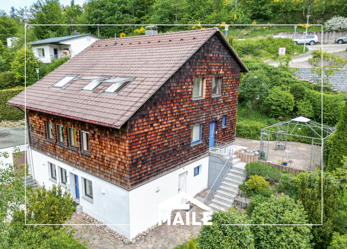Vielseitig nutzbares und sehr gepflegtes 1-3 Familienhaus mit unverbaubarer Aussicht. – Triberg im Schwarzwald – Bild 1 von 9