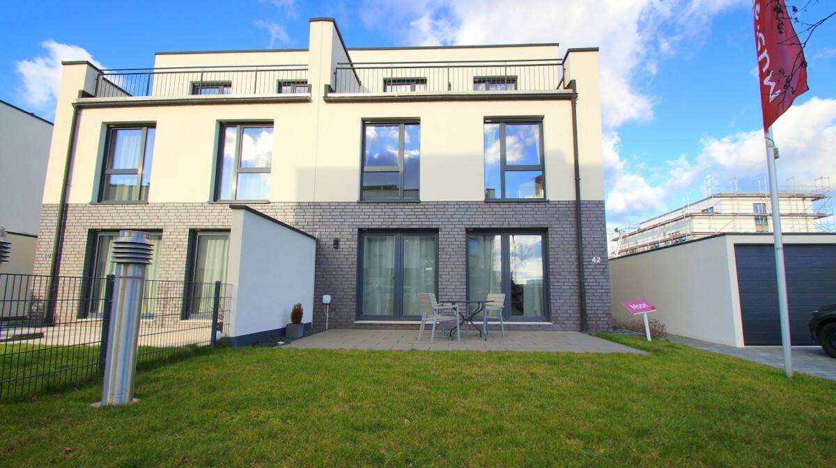 2021 SEMI-DETACHED HOUSE! with approx. 195m², garden, garage and more. Just 9 min. to Clay-Kaserne