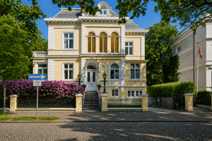 Elegante Endetagenwohnung in prachtvoller Altbauvilla, idyllische Bestlage: in nur 400m zur Alster – 22085 Hamburg – Vorschaubild 2