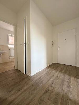 Renovierte 2 Zimmer Wohnung mit neuem Bad und Balkon! – 22111 Hamburg – Vorschaubild 2