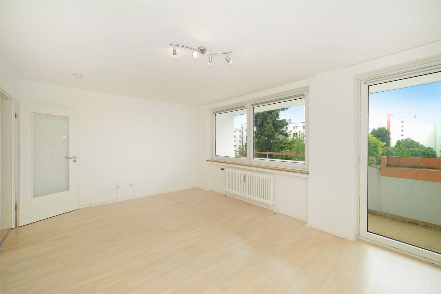 Wohnen direkt am Ostpark: Helle, renovierte 3-Zimmer-Wohnung mit zwei Südbalkonen und Weitblick. – München – Vorschaubild 2