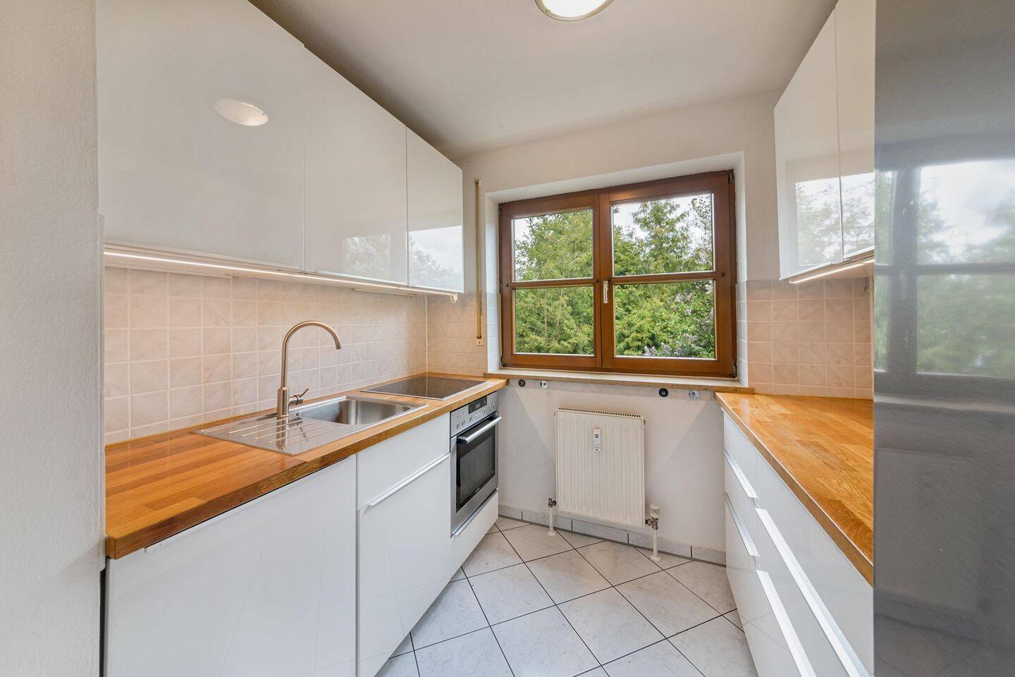 Helle 3,5-Zimmer-Wohnung mit Balkon und privatem Gartenanteil – München – Vorschaubild 4