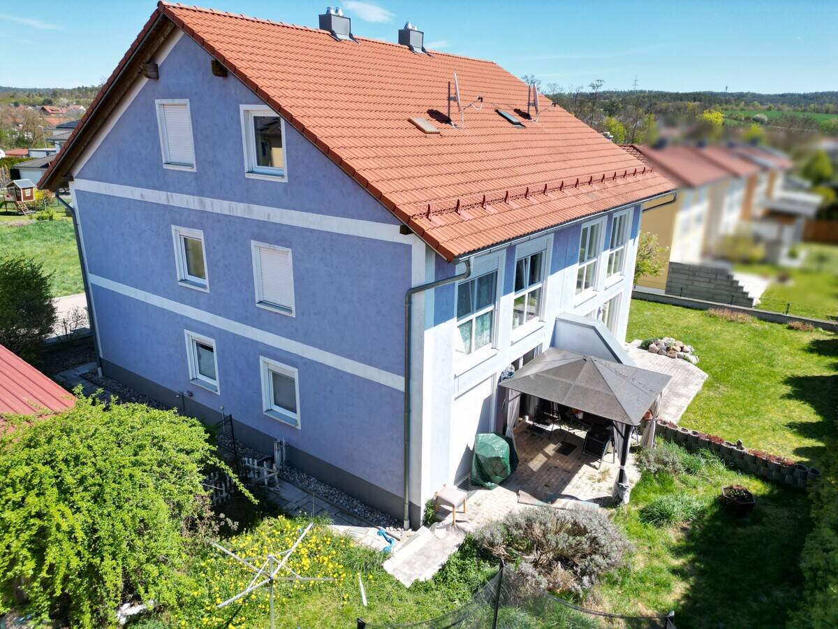 | Lebensräume! | Gepflegte Doppelhaushälfte mit Garten, Garage und Ausbaureserve – Maxhütte-Haidhof – Bild 1 von 9