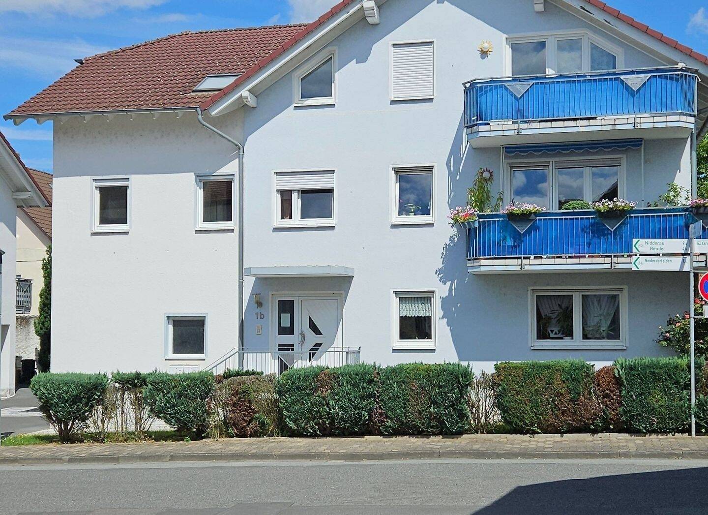BAD VILBEL-GRONAU 2 MFH, insg. 8 gr. Wohnungen + 12 Kfz-Stellpl. in sehr gutem Zustand, Balkone, Parkett, zeitgem. Bäder, Investment mit Potential! – Bad Vilbel – Vorschaubild 3