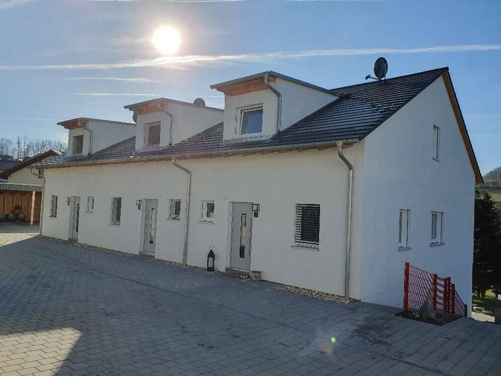 Moderne Maisonette-Wohnung mit Balkon und Carport-Stellplatz in Chamerau