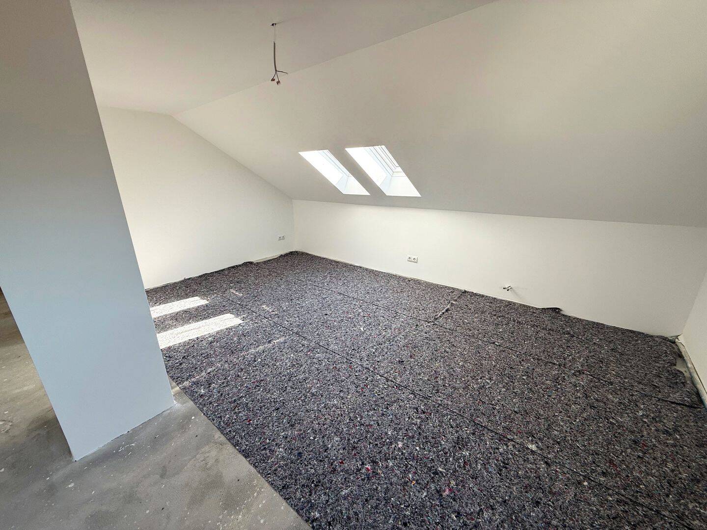 Stilvolle Dachgeschosswohnung mit großzügiger Wohnküche in kernsaniertem Mehrfamilienhaus – Ochsenfurt – Vorschaubild 3