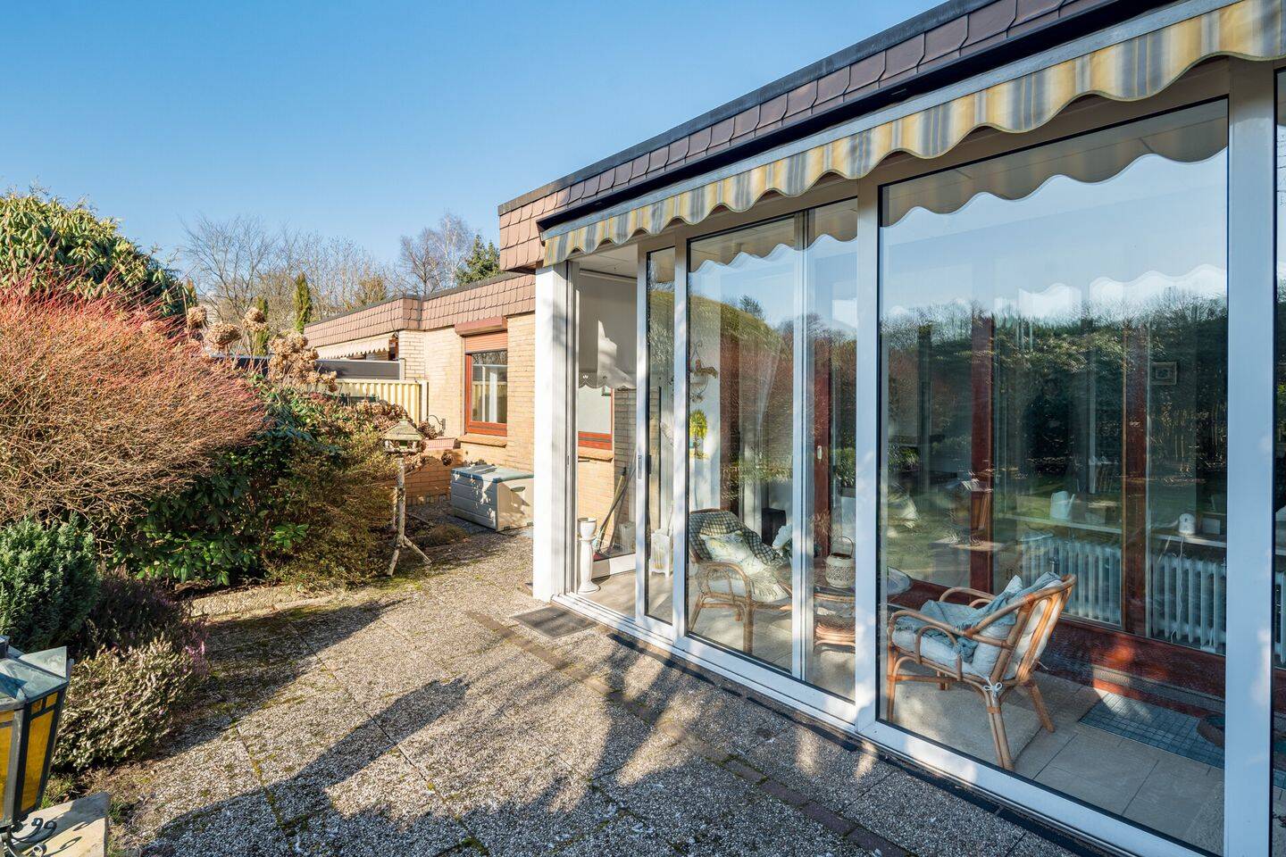 Attraktiver Reihenbungalow mit Vollkeller, Wintergarten, Kamin, Einzelgarage und viel Komfort – Hamburg – Vorschaubild 9
