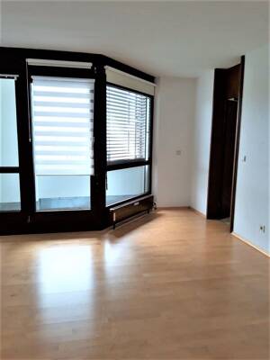 Geräumige 2-Zi-WHG in ruhiger Lage, gepflegte Wohnanlge, nähe Klinikum IN, EBK, großer Süd West Balkon, Kellerabteil, oberird. Kfz.-Stellplatz – 85049 Ingolstadt – Vorschaubild 6