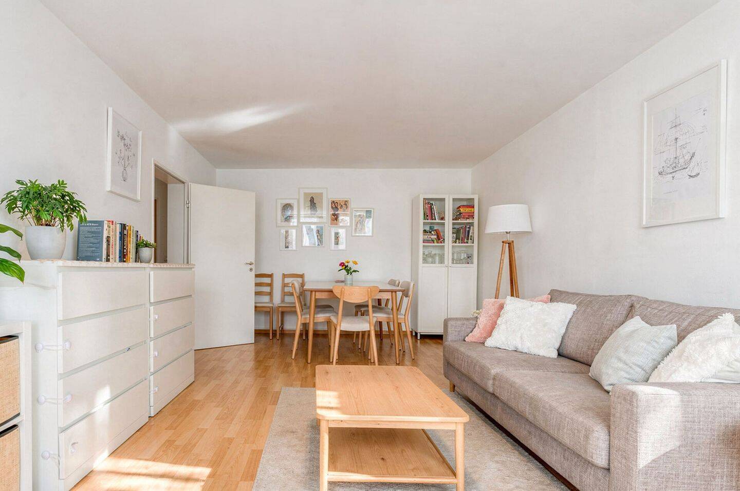 Sonnige Aussichten - Charmante 2-Zimmer-Wohnung mit großzügigem Balkon – München – Vorschaubild 2