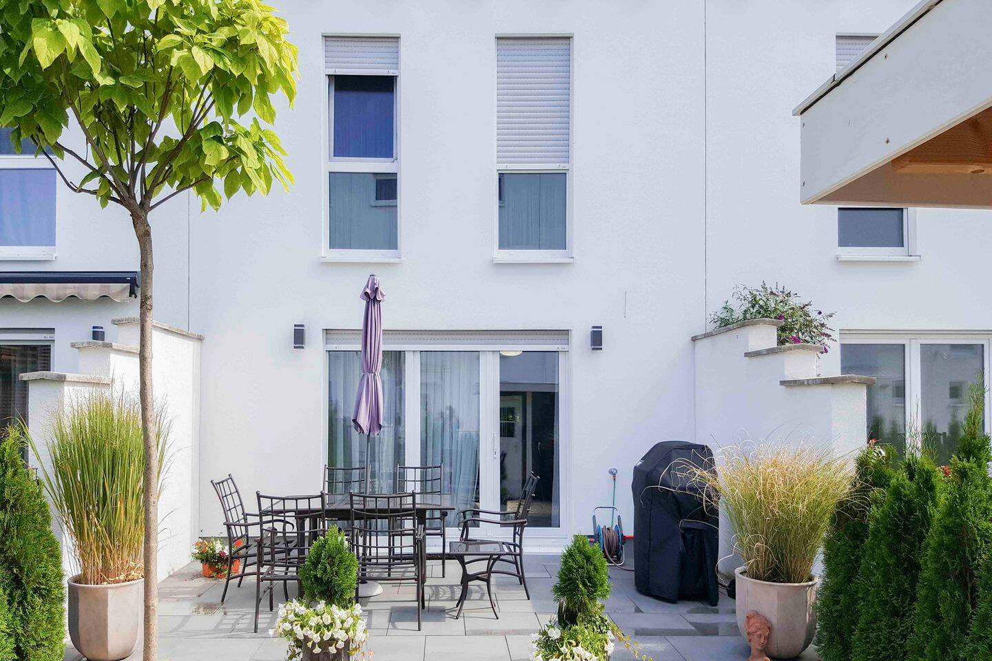Modernes Reihenhaus (BJ 2015, A+) mit Garten, 3 Bädern, Wärmepumpe und 2 Stellplätzen in Wiesbaden – Wiesbaden – Bild 1 von 9