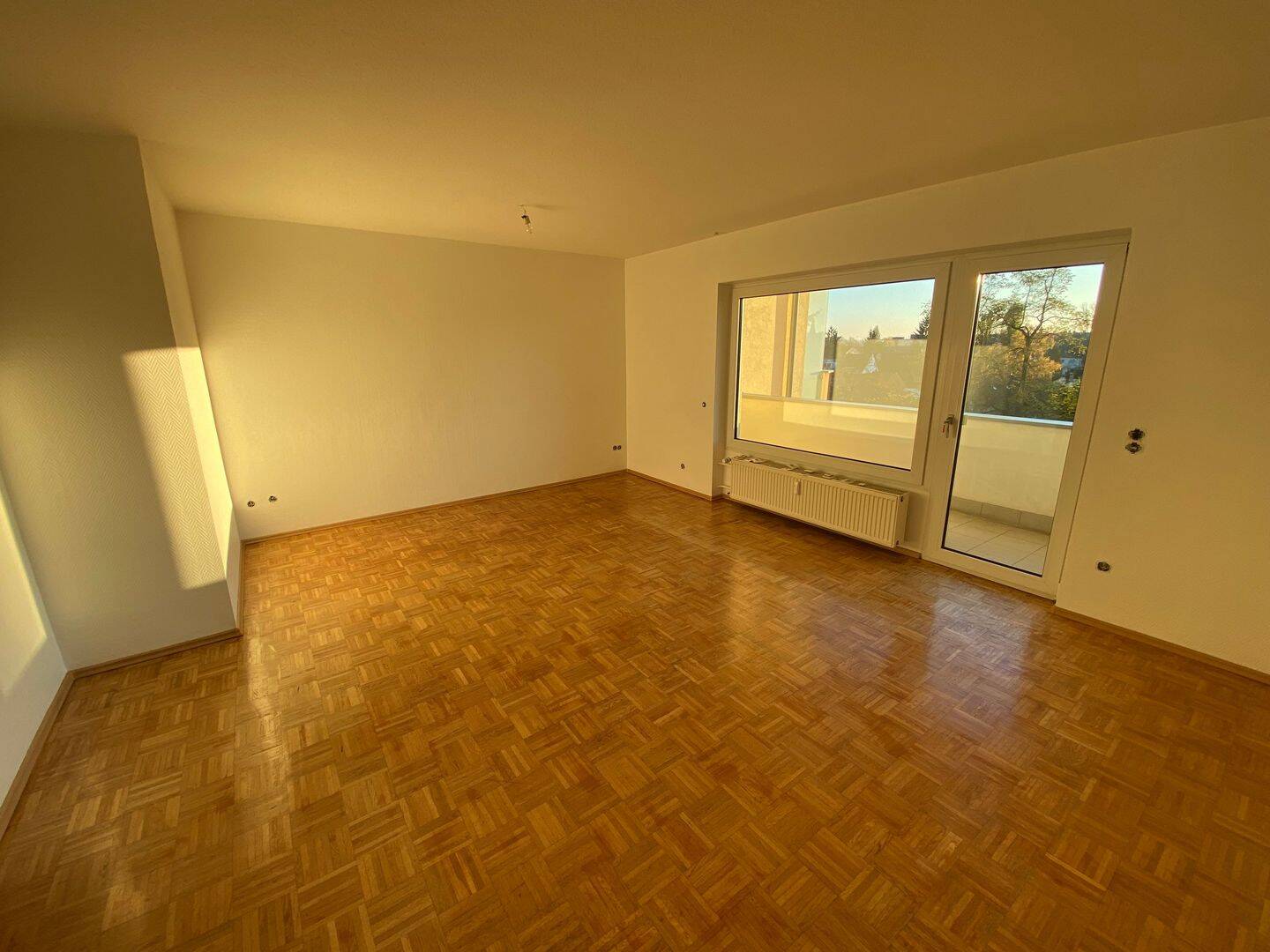 Modernisiertes Wohnglück: Helle 3-Zi.-Wohnung mit 2 Balkonen, EBK & Aufzug in Schoppershof – Nürnberg – Vorschaubild 2
